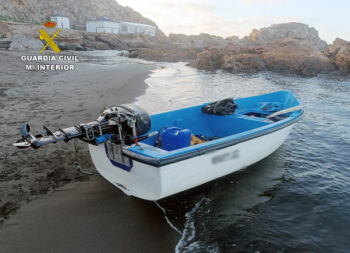 Embarcación pequeña utilizada para el transporte de migrantes en Portmán.
