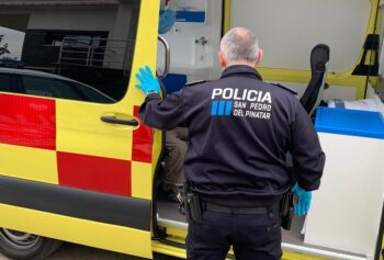 Agente de policía en San Pedro del Pinatar junto a una ambulancia