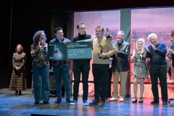 Entrega del premio a la Mejor Obra en el Certamen de Teatro Aficionado