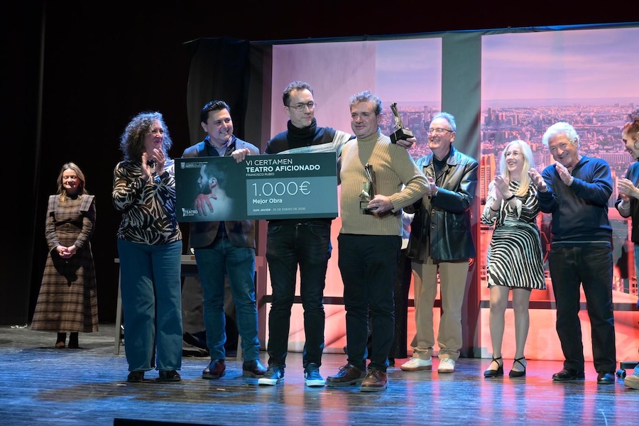 Entrega del premio a la Mejor Obra en el Certamen de Teatro Aficionado