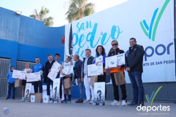 Ganadores de la V Media Maratón en San Pedro del Pinatar recibiendo premios