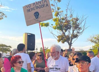 Manifestantes sosteniendo un cartel en contra de la planta incineradora en Los Alcázares