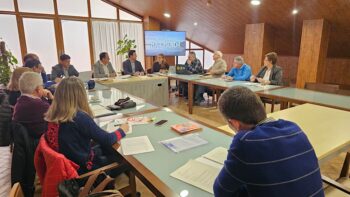 Reunión del Comité de Seguimiento del Mar Menor con varios participantes en una mesa
