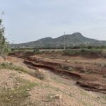 Vista de la rambla de Carrasquilla en Cartagena con vegetación y montañas al fondo.