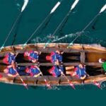 Equipo de remo tradicional compitiendo en el mar