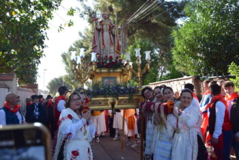 Participantes en la romería de San Blas con una imagen del santo