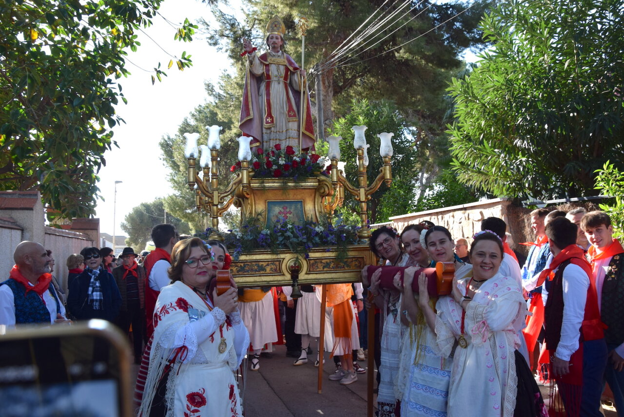 Participantes en la romería de San Blas con una imagen del santo
