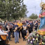 Grupo de personas cantando y tocando instrumentos en la romería de la Virgen de la Luz en Tallante.