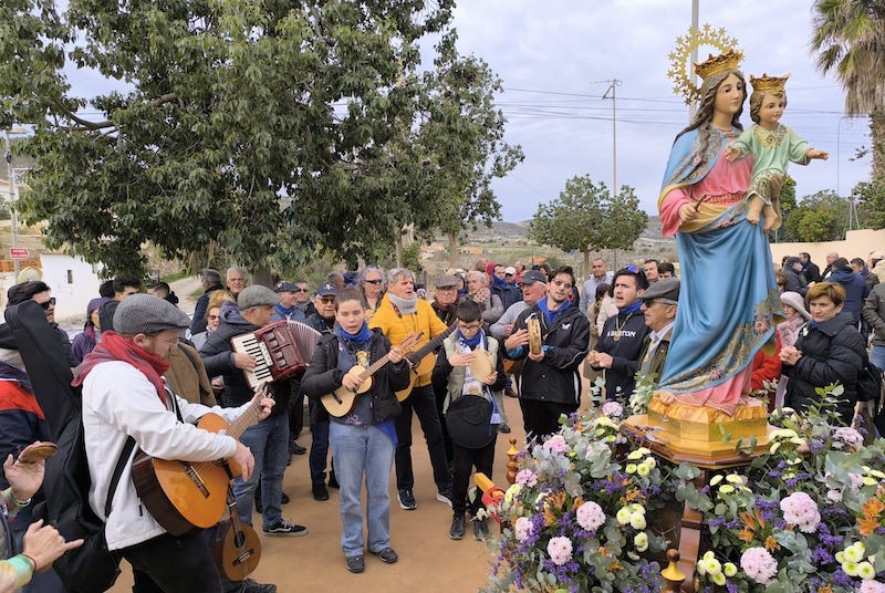 Grupo de personas cantando y tocando instrumentos en la romería de la Virgen de la Luz en Tallante.
