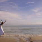 Mujer en la playa de San Pedro del Pinatar disfrutando del paisaje