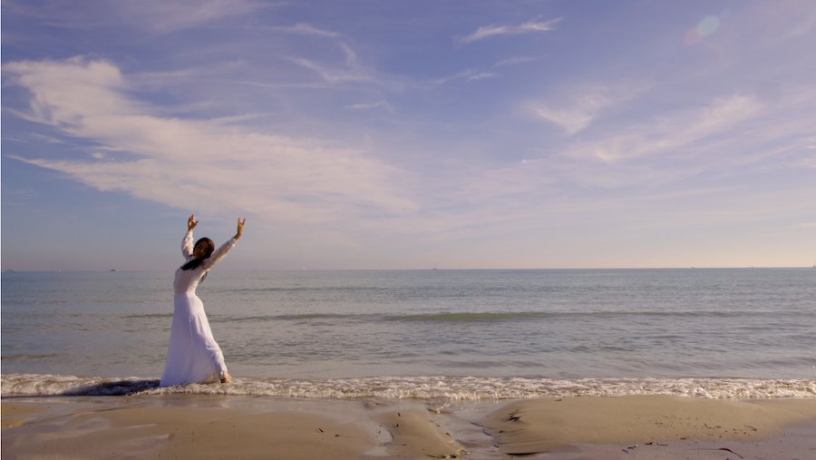 Mujer en la playa de San Pedro del Pinatar disfrutando del paisaje