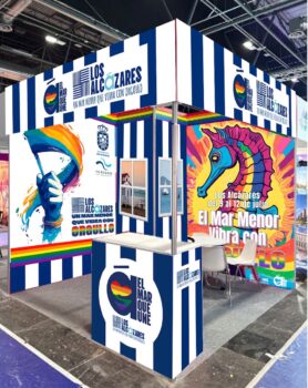 Stand de Los Alcázares en FITUR 2026 con decoración colorida y temática de orgullo