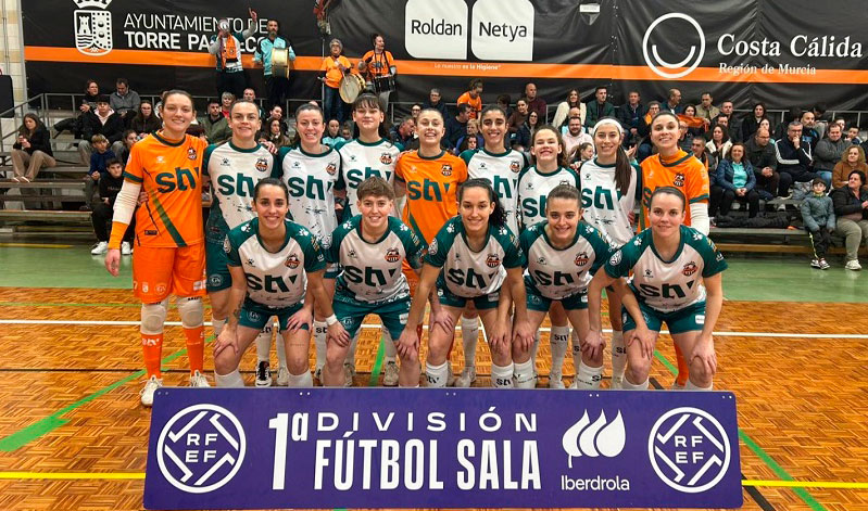 Equipo del STV Roldán posando en el pabellón Gabriel Pérez