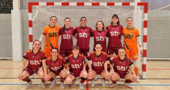 Equipo femenino de fútbol sala STV Roldán posando en el pabellón