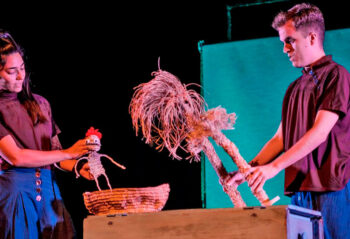 Actuación de cuentacuentos con marionetas en un escenario