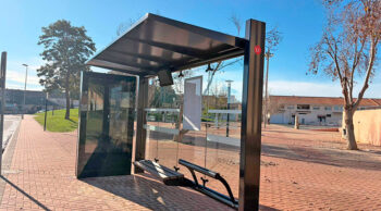 Nueva parada de autobús digital en Torre Pacheco con pantallas informativas.