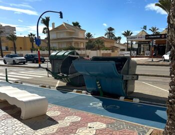 Contenedores volcados en La Manga tras fuertes vientos