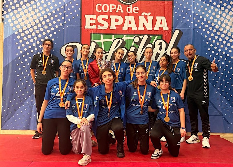 Equipo infantil del CVP Belich con medallas en la Copa de España