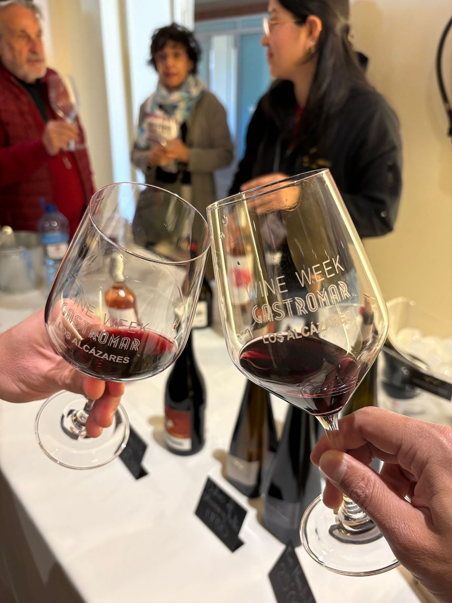 Brindis con copas de vino en la Wine Week de Los Alcázares