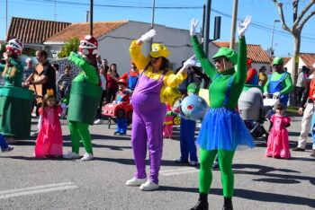 Desfile de carnaval en La Ribera con disfraces coloridos y personajes de videojuegos.