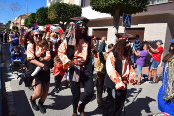 Desfile de carnaval en La Ribera con personas disfrazadas y ambiente festivo