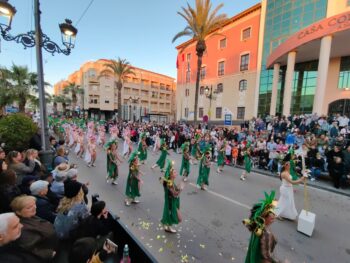 Desfile de Carnaval en Los Alcázares con comparsas y público animado