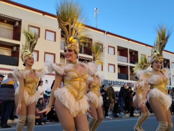 Bailarinas con trajes brillantes en el Carnaval de Los Alcázares