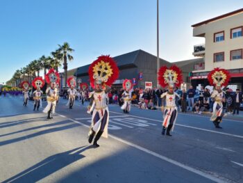 Desfile de Carnaval en Los Alcázares con comparsas coloridas y alegóricas.