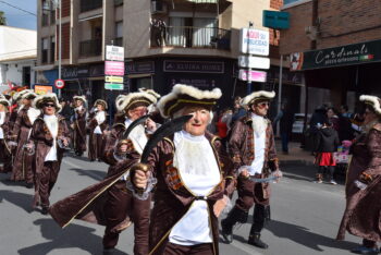 Participantes del carnaval en San Pedro del Pinatar con trajes históricos.