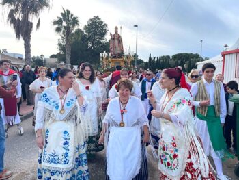 Celebración de la romería de San Blas con romeros y flores
