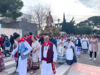 Celebración de la romería de San Blas con romeros y el santo en un trono adornado.