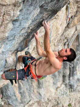 Álex Ventajas escalando una ruta de dificultad 9a en Italia