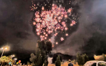 Fuegos artificiales iluminando el cielo nocturno en un evento de astroturismo