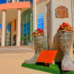 Vista del Ayuntamiento de Los Alcázares con decoración floral