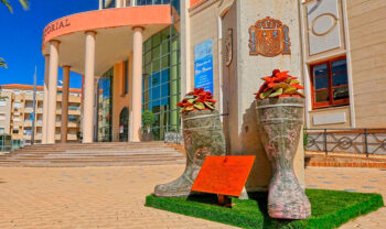 Vista del Ayuntamiento de Los Alcázares con decoración floral