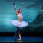 Bailarina en escena del ballet El lago de los cisnes en el Auditorio El Batel