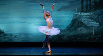 Bailarina en escena del ballet El lago de los cisnes en el Auditorio El Batel