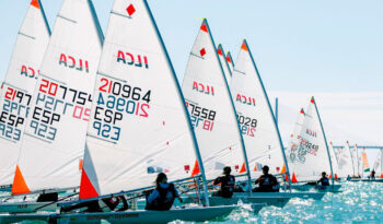 Regatistas compitiendo en el Campeonato de España ILCA 4 en Los Alcázares