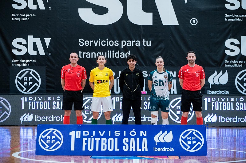 Capitanas y árbitros en un partido de fútbol sala femenino