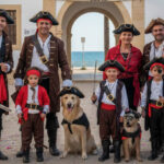 Familia disfrazada de piratas con perros en un carnaval