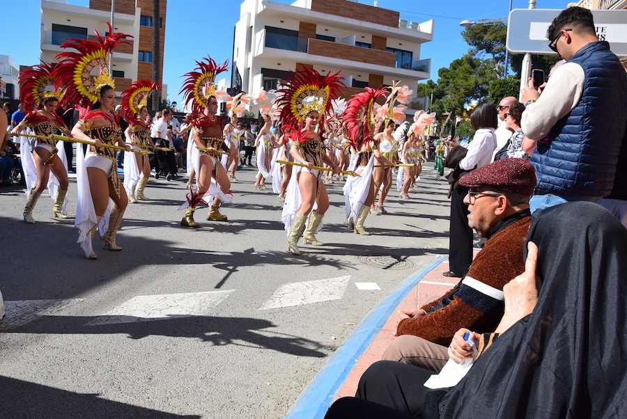 Desfile de carnaval en La Ribera con bailarinas y trajes coloridos
