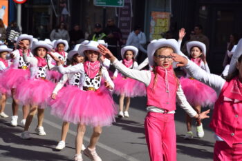 Bailarinas en el Carnaval de San Pedro del Pinatar con trajes de vaqueras y tutús rosas