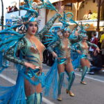 Mujeres en trajes de carnaval desfilando en San Pedro del Pinatar