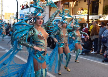 Mujeres en trajes de carnaval desfilando en San Pedro del Pinatar