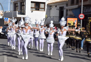 Grupo de bailarines disfrazados de piezas de ajedrez en el carnaval