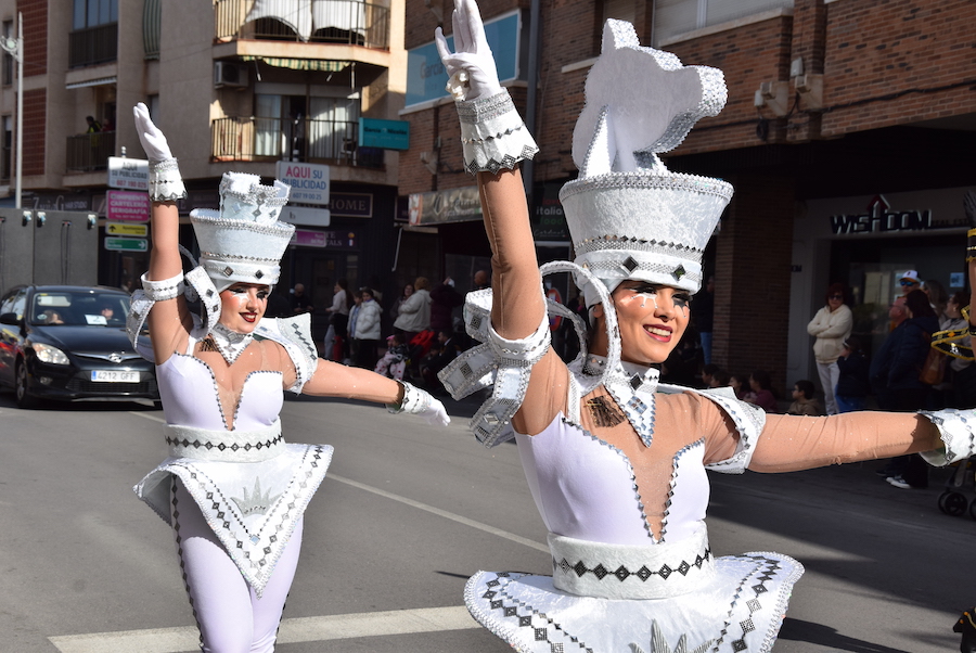 Dos bailarinas vestidas de piezas de ajedrez en el Carnaval de San Pedro del Pinatar
