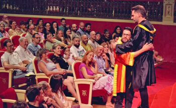 Espectadores disfrutando de una actuación teatral en San Pedro del Pinatar