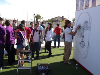 Jóvenes participando en un taller de arte en San Pedro del Pinatar