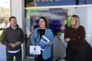 Tres personas en un evento sobre emprendimiento en San Pedro del Pinatar