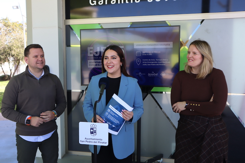 Tres personas en un evento sobre emprendimiento en San Pedro del Pinatar